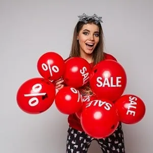 Femme tenant des ballons rouges Sale – bons plans et deals